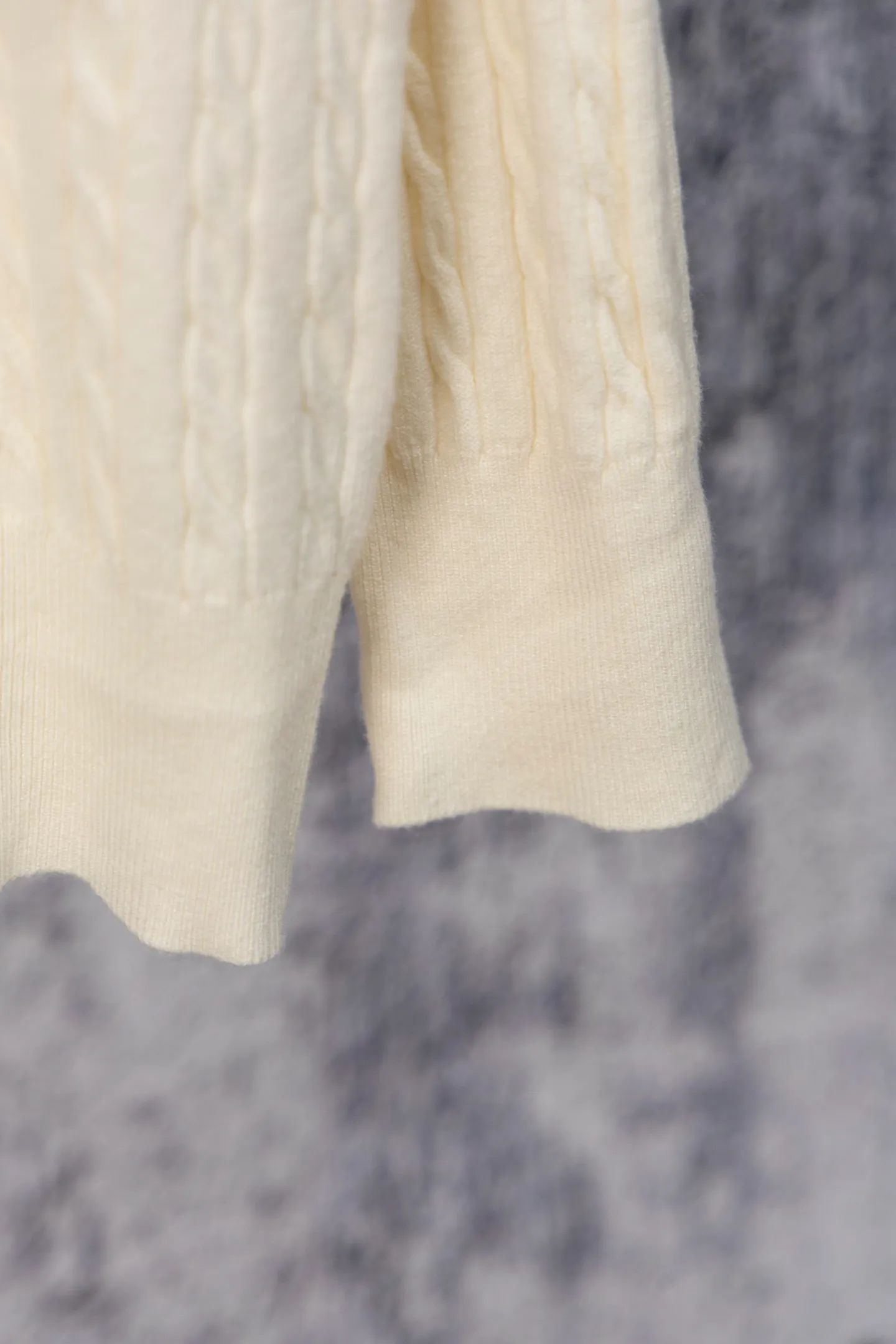 P170 Ralph Lauren Classic Round Neck Solid Color Pony Embroidered Logo Knitted Cardigan Long Sleeve Ralph Lauren Classic Basic Versatile Twist Knitted Cardigan Long Sleeve Main supply platform live broadcast Wholesale entity Replenish when out of stock Not removed from the shelves Quality 1:1 patterning Complete three standards Correct version of pony logo Imported quality cotton yarn Focus on high-end Cost-effective Good quality Needless to say Zhao Lusi's same style is really amazing, so sweet I'm so beautiful. This cardigan is really good-looking. It's simple and easy to wear. It's a must-have for goddess ootd. Good-looking clothes are never picky. A must-have in the wardrobe of goddesses. Size: S-XL. Color: black, apricot, gray, navy, red, white.